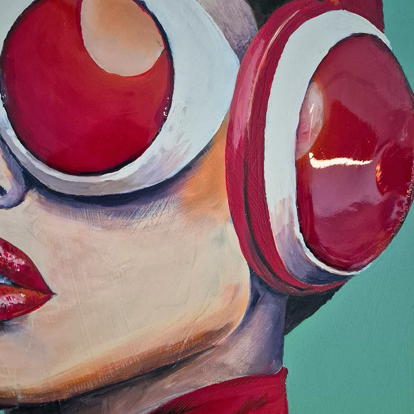 Ausschnitt mit Goldfisch, Epoxidharz auf Brille und Kopfhörern