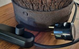 Lampe von Künstlerin Rike WolkeSieben Stoffkabelummantelung und Dimmschalter